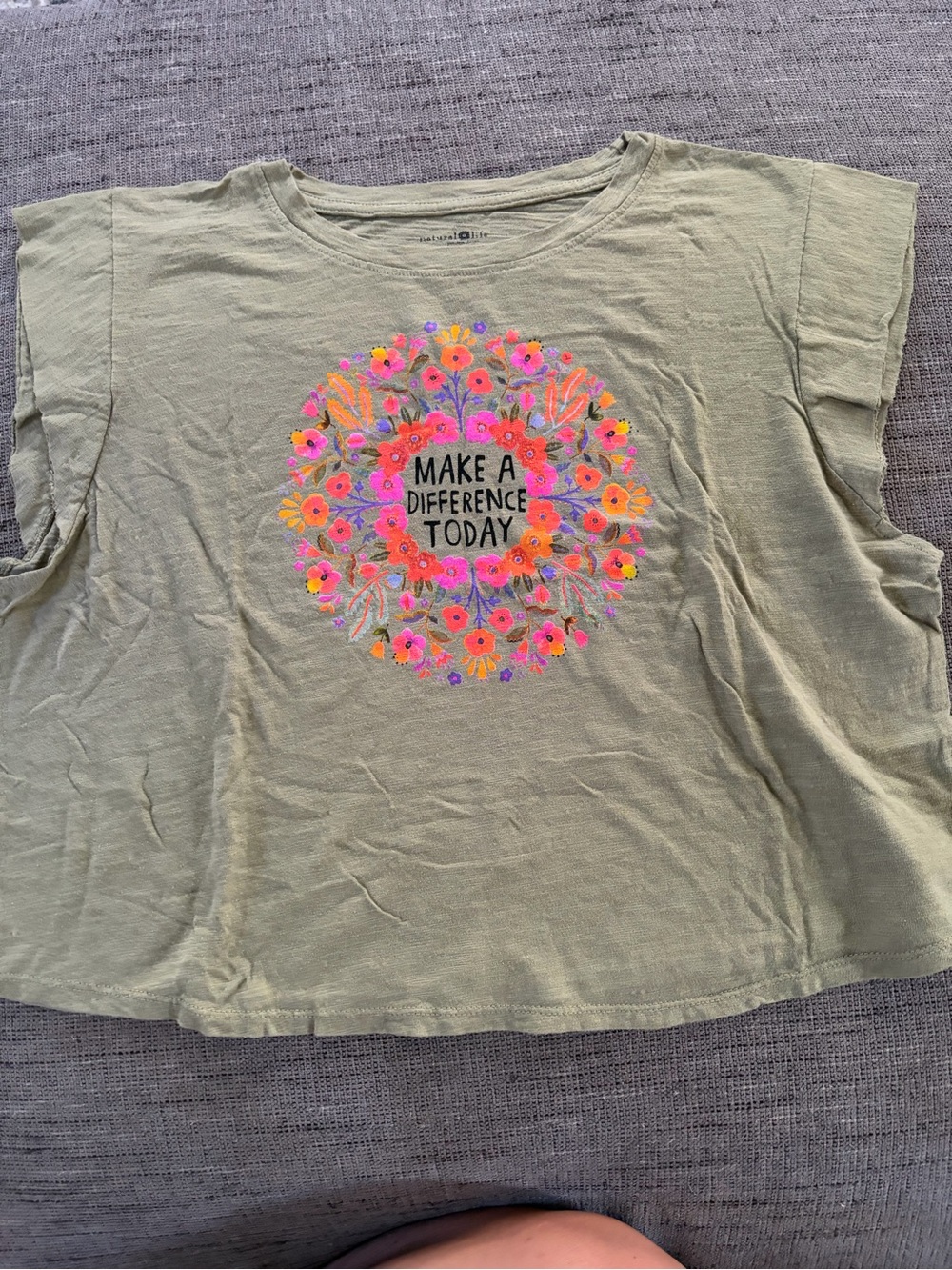Natural Life Women’s Make a Difference today Cropped Tshirt Sz M